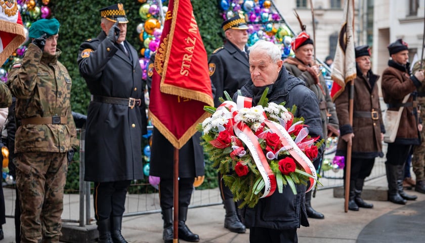 Powiększ obraz: 163. rocznica wybuchu powstania styczniowego, obchody pod gmachem UWr
