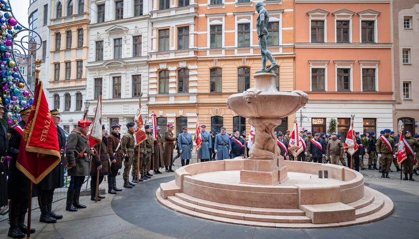 Powiększ obraz: 163. rocznica wybuchu powstania styczniowego, obchody pod gmachem UWr