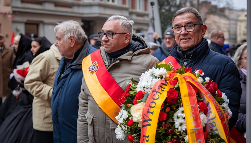 Powiększ obraz: 163. rocznica wybuchu powstania styczniowego, obchody pod gmachem UWr