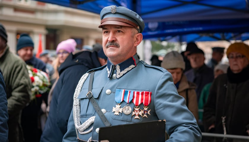 Powiększ obraz: 163. rocznica wybuchu powstania styczniowego, obchody pod gmachem UWr