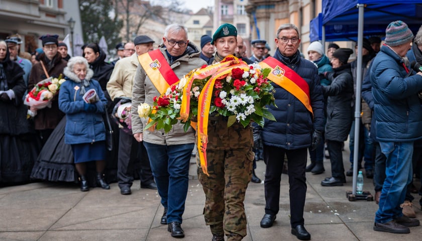 Powiększ obraz: 163. rocznica wybuchu powstania styczniowego, obchody pod gmachem UWr
