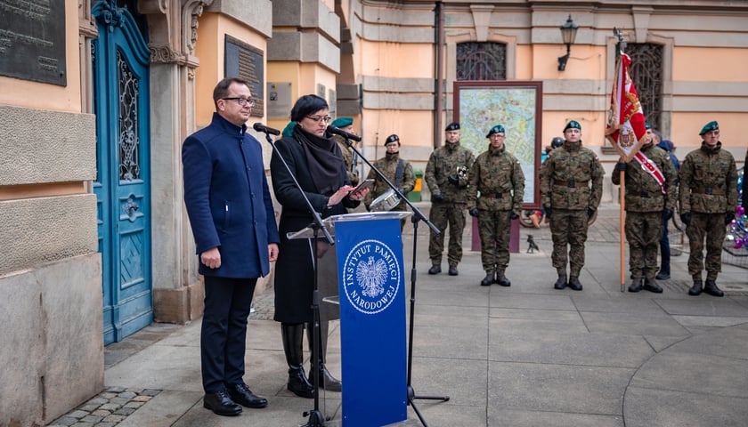 Powiększ obraz: 163. rocznica wybuchu powstania styczniowego, obchody pod gmachem UWr