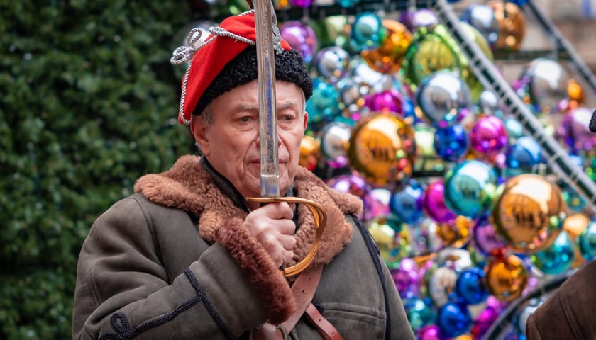 Powiększ obraz: 163. rocznica wybuchu powstania styczniowego, obchody pod gmachem UWr