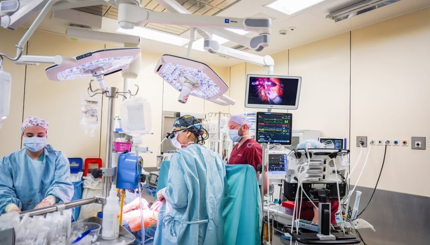 Powiększ obraz: Sala operacyjna podczas transplantacji