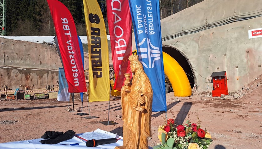 Powiększ obraz: Poświęcenie placu budowy tuneli na trasie D11