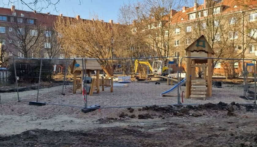 Powiększ obraz: <p>Stawiane są dwa place zabaw. Jest też boisko sportowe</p>