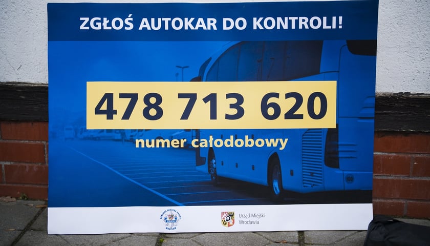 Powiększ obraz: Numer telefonu: 478 713 620, pod który można zgłosić kontrolę autokaru