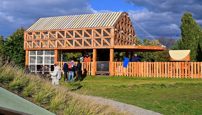 Powiększ obraz: Zagroda - drewniana konstrukcja do wspinaczki na placu zabaw "Średniowieczny Wrocław" (inwestycja z WBO)