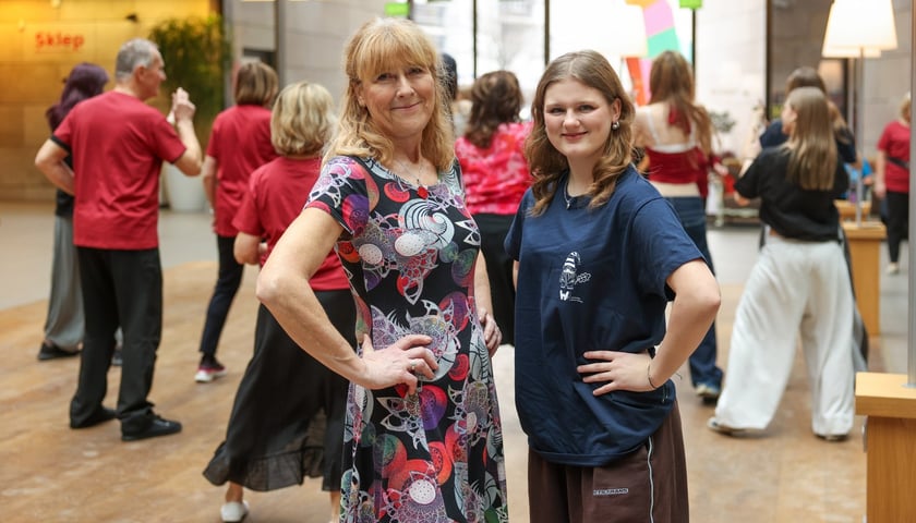 Powiększ obraz: <p>Taneczna bitwa pokoleń w Capitolu 28 stycznia 2026 &ndash; Pani Maria z grupy &bdquo;Capitango&rdquo; i Zosia z I klasy XVII LO</p>