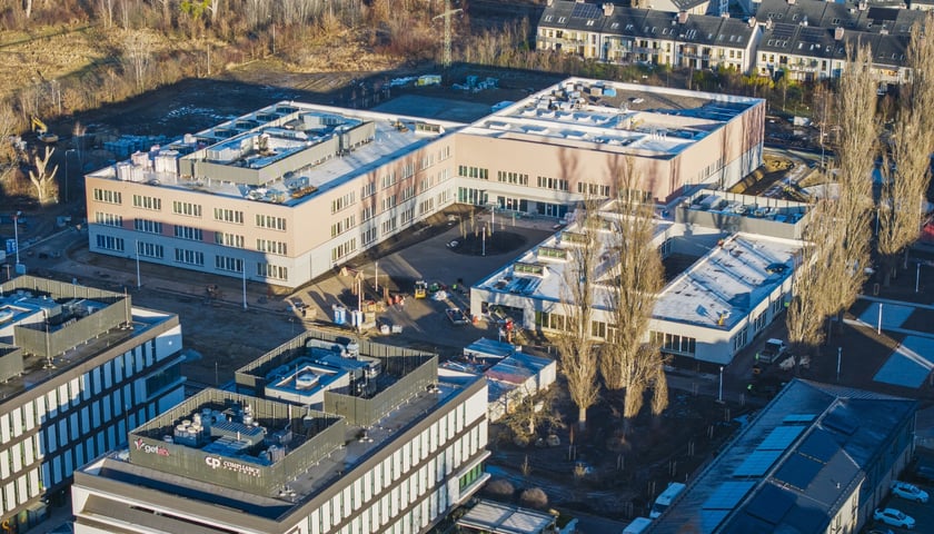 Powiększ obraz: ZSP na Zwycięskiej w trakcie budowy, grudzień 2025 (widok z góry)