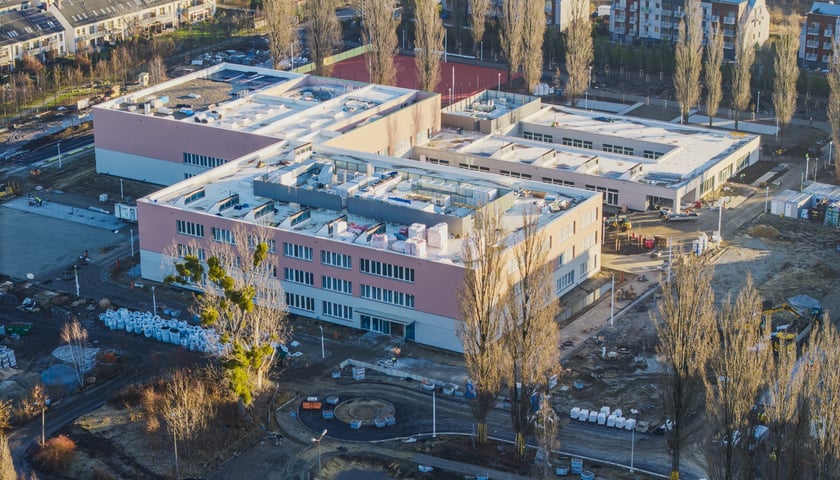 Powiększ obraz: ZSP na Zwycięskiej w trakcie budowy, grudzień 2025 (widok z góry)