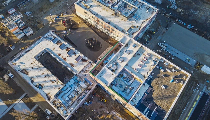 Powiększ obraz: ZSP na Zwycięskiej w trakcie budowy, grudzień 2025 (widok z góry)