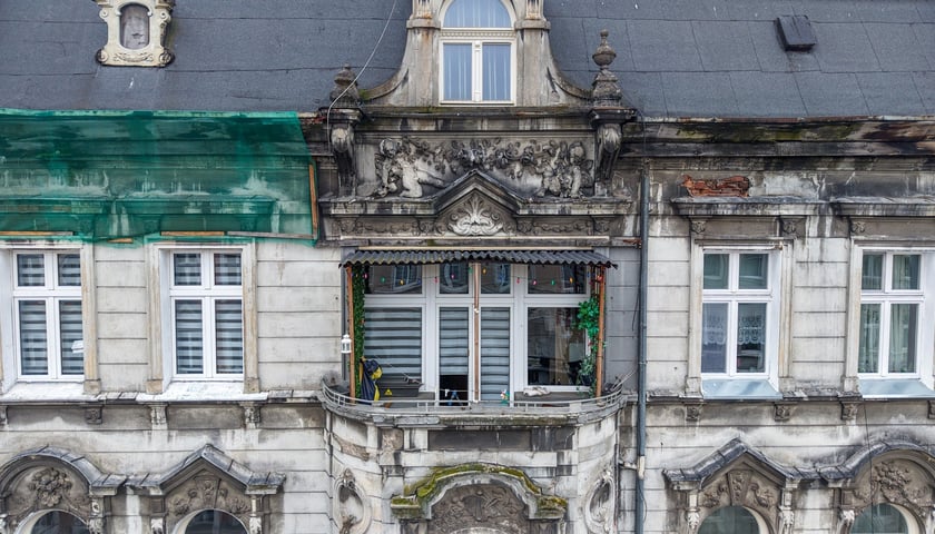 Powiększ obraz: <p>To jedyna po tej stronie ulicy, przedwojenna kamienica</p>