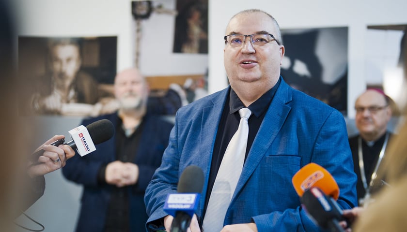 Powiększ obraz: Rafał Peroń, prezes wrocławskiego koła Towarzystwa Pomocy im. św. Brata Alberta Oficjalne otwarcie Schroniska z Usługami Opiekuńczymi im. św. Brata Alberta przy ul. bp. Bernarda Bogdeina we Wrocławiu