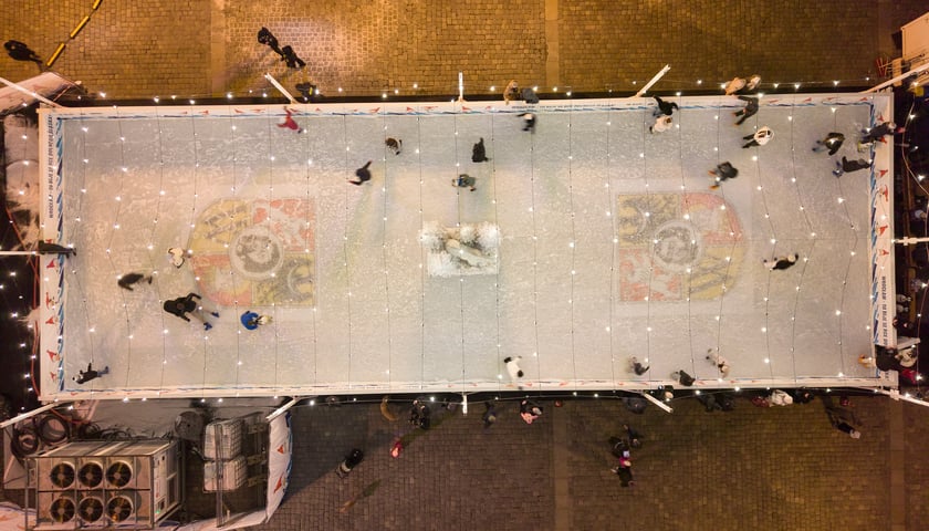 Powiększ obraz: Lodowisko na wrocławskim Rynku wieczorową porą