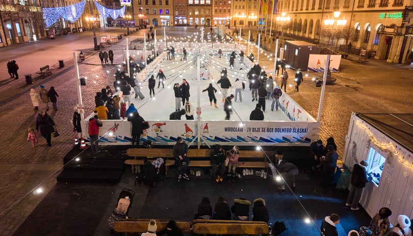 Powiększ obraz: Lodowisko na wrocławskim Rynku wieczorową porą