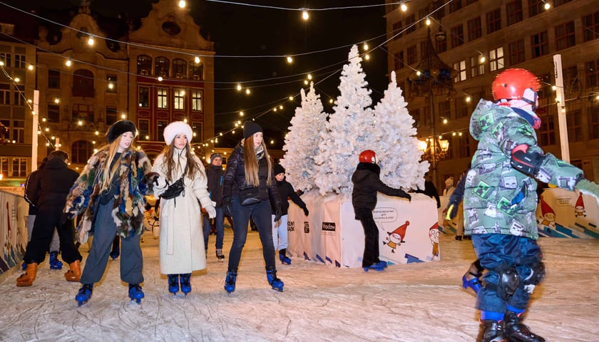 Powiększ obraz: Lodowisko na wrocławskim Rynku wieczorową porą