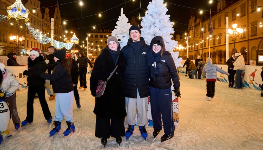 Powiększ obraz: Lodowisko na wrocławskim Rynku wieczorową porą