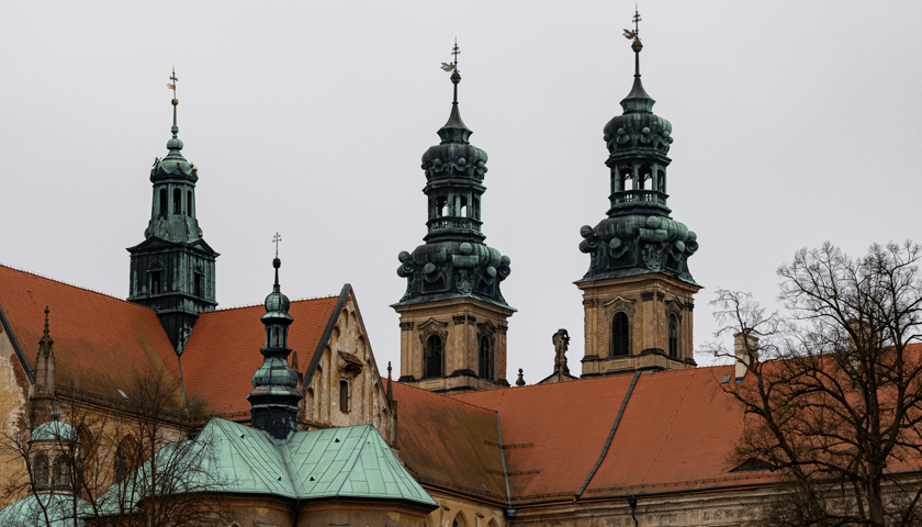 Powiększ obraz: <p>Wieże Opactwa Cysters&oacute;w w Lubiążu robią ogromne wrażenie zaraz po tym, jak wyłonią się zza zabudowań</p>