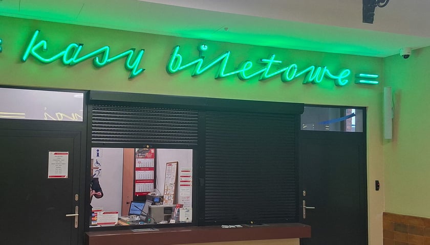 Powiększ obraz: Okienko kasowe na dworcu w Oleśnicy