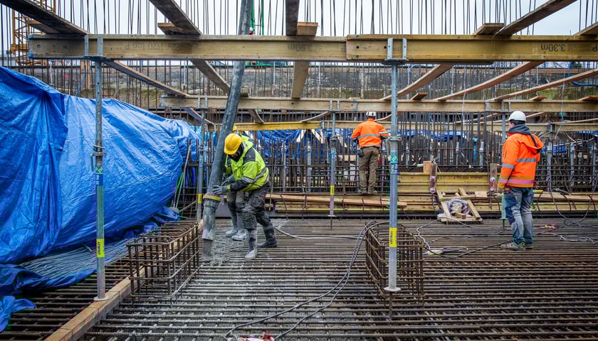 Zbiornik pomieści 20 tys m szesc wody. Dzięki niemu będzie można wyremontować stojący już w Mokrym Dworze zbiornik