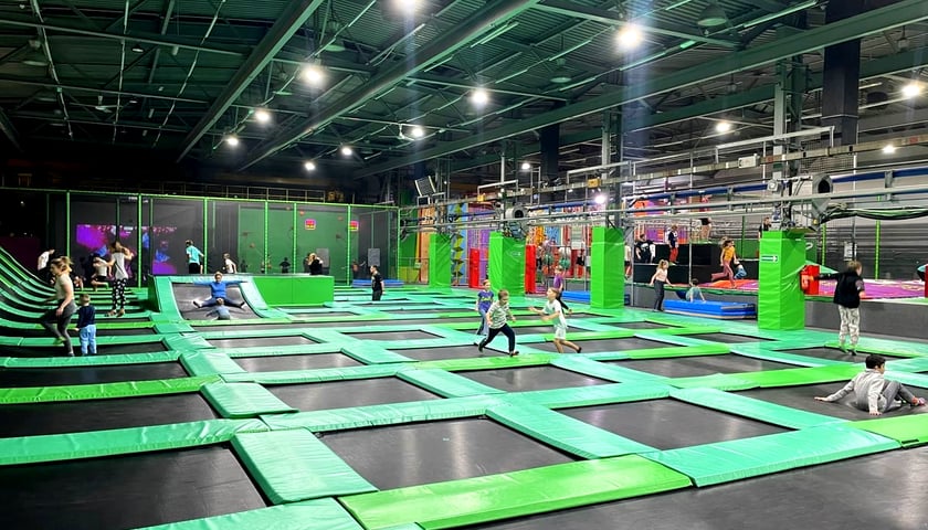 Powiększ obraz: Park trampolin GoJump