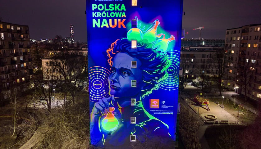 Powiększ obraz: Mural z Marią Skłodowską-Curie na bloku we Wrocławiu, luty 2026