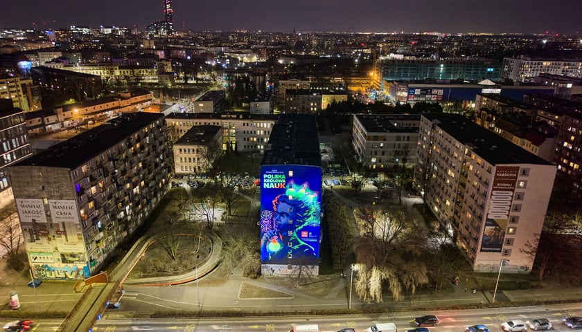 Powiększ obraz: Mural z Marią Skłodowską-Curie na bloku we Wrocławiu, luty 2026