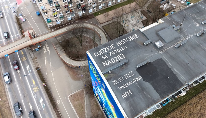 Powiększ obraz: Mural z Marią Skłodowską-Curie na bloku we Wrocławiu, luty 2026