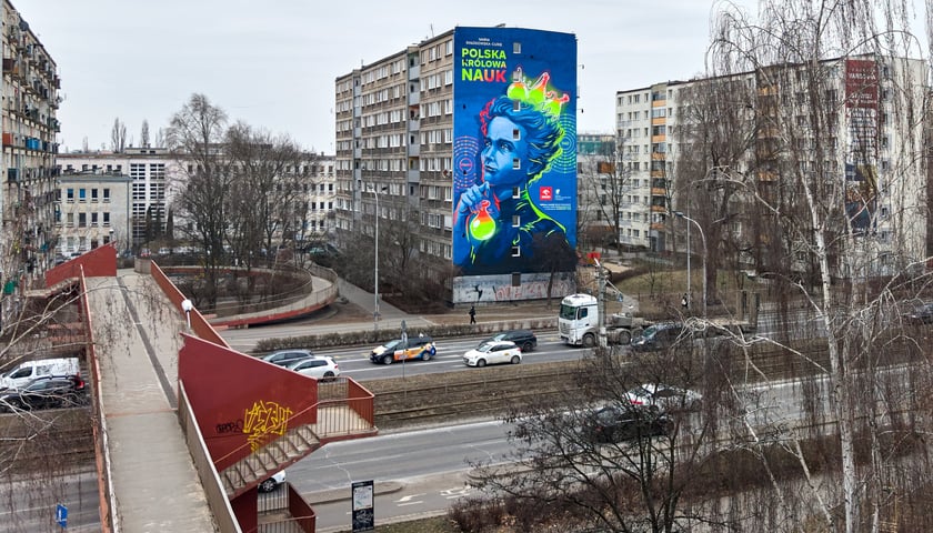 Powiększ obraz: Mural z Marią Skłodowską-Curie na bloku we Wrocławiu, luty 2026
