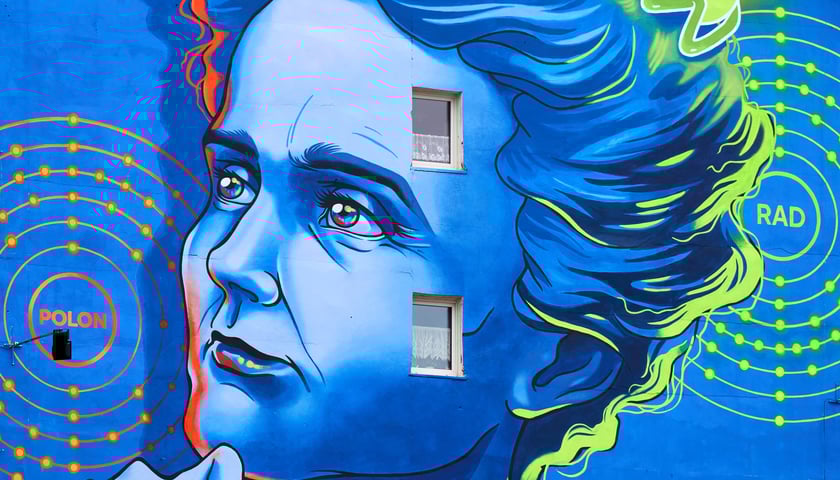 Powiększ obraz: Mural z Marią Skłodowską-Curie na bloku we Wrocławiu, luty 2026