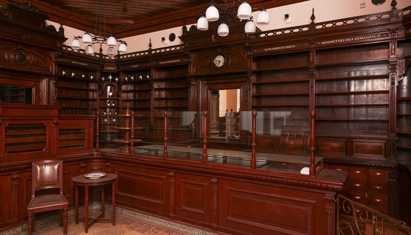 Powiększ obraz: Apteka pod Słońcem we Wrocławiu. Piękne wnętrze zmieni właściciela