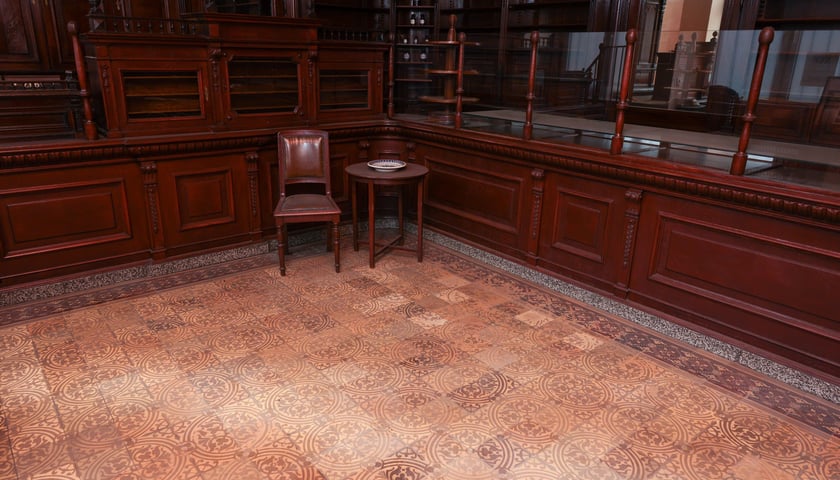 Powiększ obraz: Apteka pod Słońcem we Wrocławiu. Piękne wnętrze zmieni właściciela