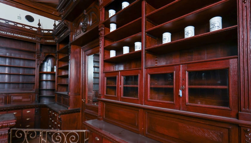 Powiększ obraz: Apteka pod Słońcem we Wrocławiu. Piękne wnętrze zmieni właściciela