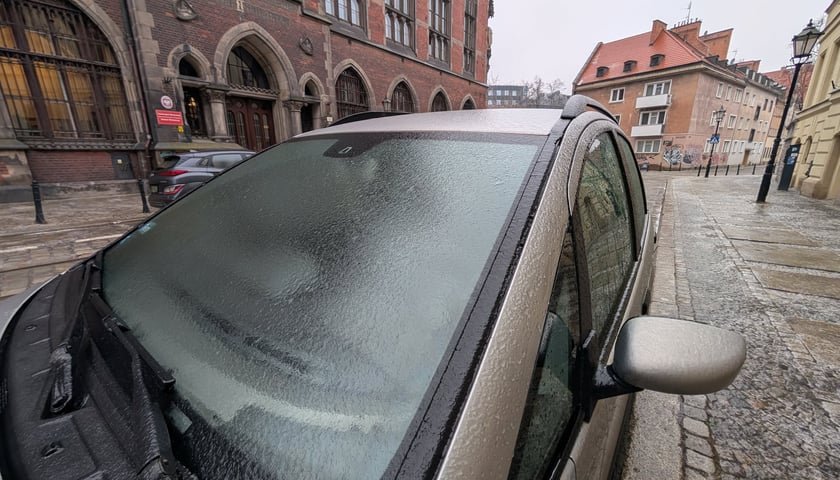 Dziś wielu kierowc&oacute;w walczyło z oblodzonymi samochodami