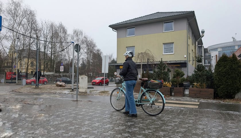 Szklanka na chodnikach nie powstrzymała rowerzyst&oacute;w, choć z rana prowadzili jednoślady