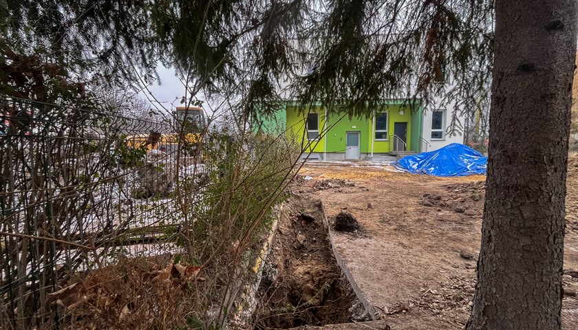 Powiększ obraz: <p>Wykop na terenie, z kt&oacute;rego przeniesiono dzieci w bezpieczne miejsce</p>