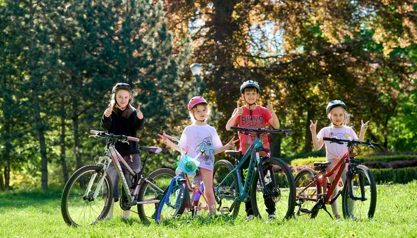 Powiększ obraz: Czworo dzieci z rowerami