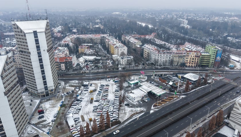 Powiększ obraz: Widok na działkę z budynkami przeznaczonymi do rozbiórki: stacją paliw, restauracją i pawilonem (luty 2026)