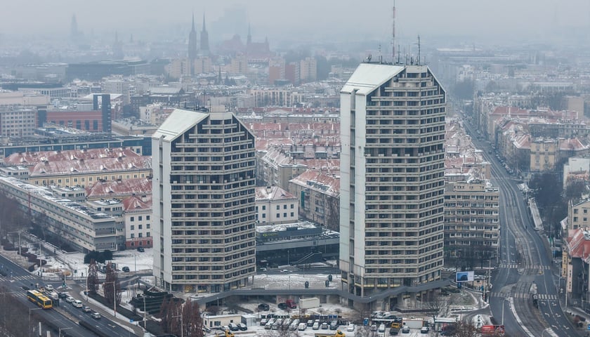 Powiększ obraz: Widok na działkę z budynkami przeznaczonymi do rozbiórki: stacją paliw, restauracją i pawilonem (luty 2026)