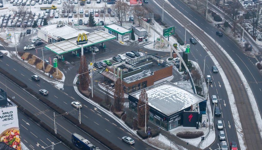 Powiększ obraz: Widok na działkę z budynkami przeznaczonymi do rozbiórki: stacją paliw, restauracją i pawilonem (luty 2026)