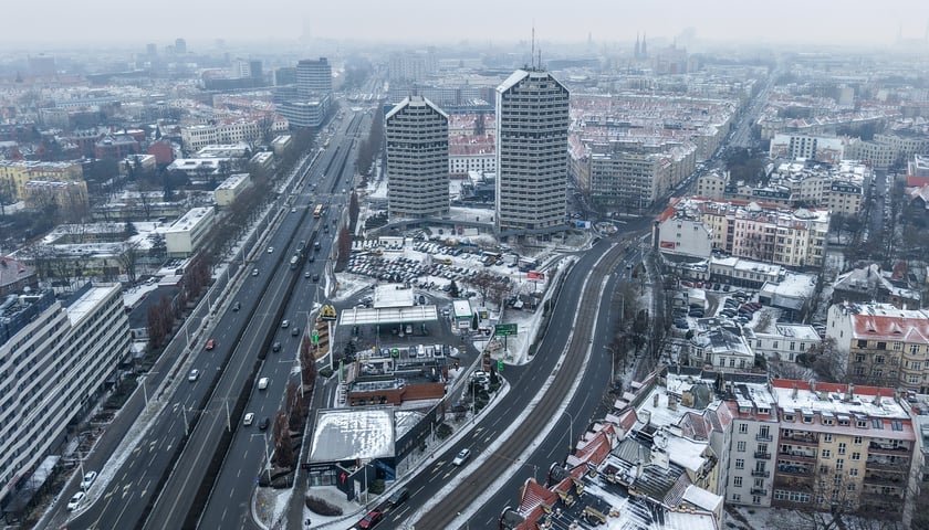 Powiększ obraz: Widok na działkę z budynkami przeznaczonymi do rozbiórki: stacją paliw, restauracją i pawilonem (luty 2026)