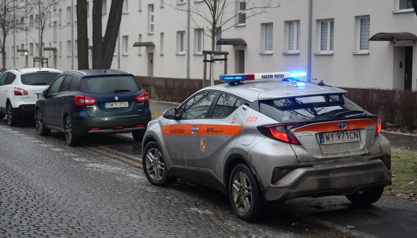 Uwaga, trudne warunki na drogach! Utrudnienia dla pasażer&oacute;w komunikacji, 5 luty 2026 r.