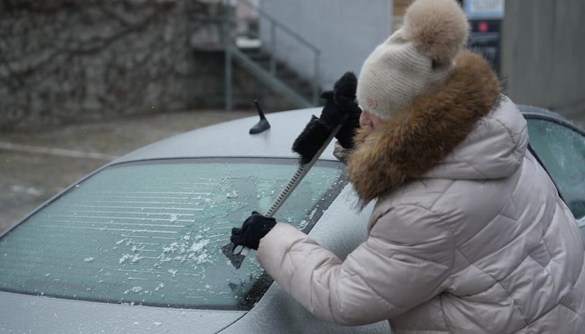 Uwaga, trudne warunki na drogach! Utrudnienia dla pasażer&oacute;w komunikacji, 5 luty 2026 r.