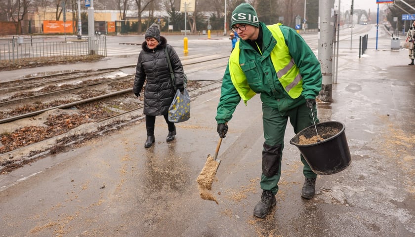 Trudne warunki! Utrudnienia dla pasażerów komunikacji i kierowców,  5 luty 2026 r.