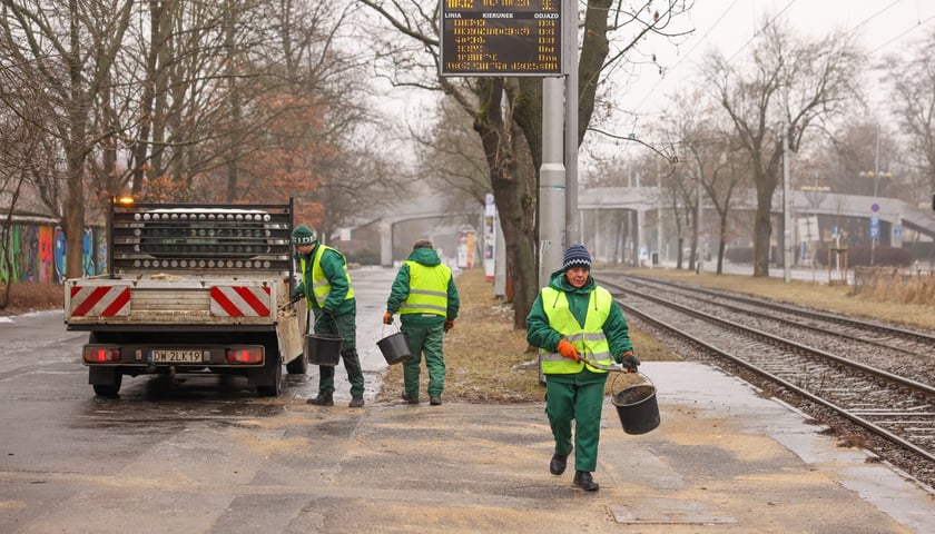 Trudne warunki! Utrudnienia dla pasażerów komunikacji i kierowców,  5 luty 2026 r.