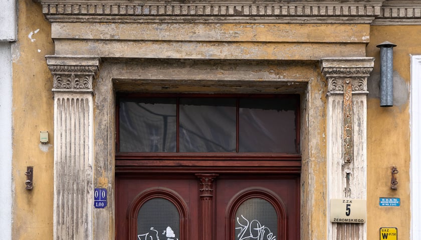 Powiększ obraz: Kamienica Żeromskiego 5 przed remontem, luty 2026