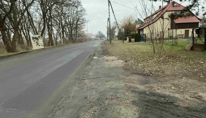 Fragment ulicy Odolanowskiej, na kt&oacute;rym powstanie nowy chodnik.