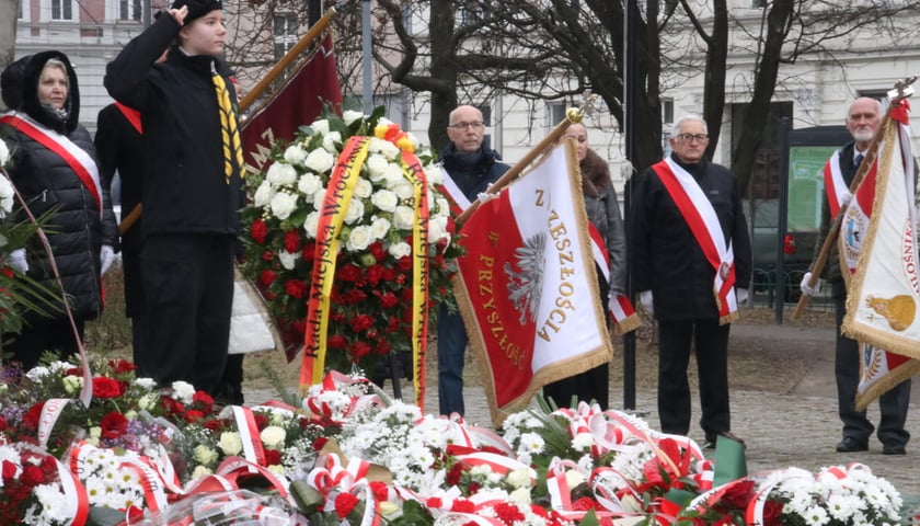 Powiększ obraz: <p><span style="font-size: 11.0pt; line-height: 107%; font-family: 'Calibri',sans-serif; mso-ascii-theme-font: minor-latin; mso-fareast-font-family: Calibri; mso-fareast-theme-font: minor-latin; mso-hansi-theme-font: minor-latin; mso-bidi-font-family: 'Times New Roman'; mso-bidi-theme-font: minor-bidi; mso-ansi-language: PL; mso-fareast-language: EN-US; mso-bidi-language: AR-SA;">Wrocławskie uroczystości upamiętniające wyw&oacute;zkę polskich obywateli z teren&oacute;w zajętych przez ZSRR w 1939 roku przy pomniku &bdquo;Ofiarom Sybiru&rdquo; na placu Strzeleckim. Wrocław, 10.02.2026.&nbsp;</span></p>