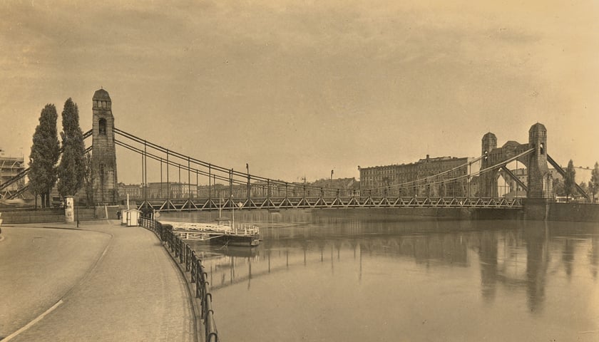 Powiększ obraz: <p>Pracownicy Muzeum Architektury podają, że dzięki albumowi dowiedzieli się czegoś ciekawego o Moście Grunwaldzkim (tu w latach 1908-10)</p>